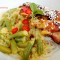 Green curry z makaronem ryżowym,  glazurowanym kurczakiem i surówką z marchewki