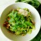 Makaronowe kokardki z brokułowym pesto, ziołami i orzechami