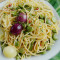 Spaghetti z bobem i winnymi cebulkami