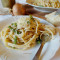 Makaron z fasolką i orzechowo-cebulowym pesto